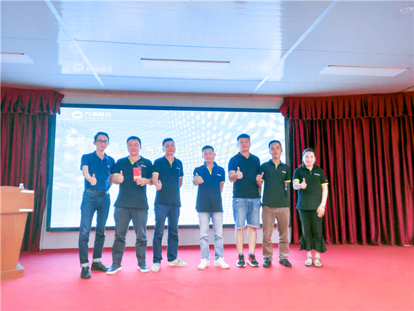 万总颁发人才梯队奖.jpg