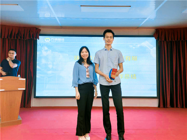叶经理颁优秀后勤.jpg